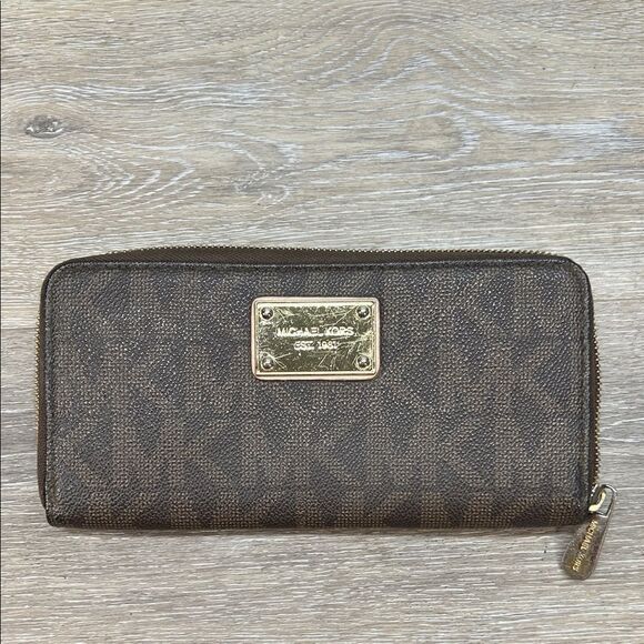 8616.6 Michael Kors Dark Brown Zip Wallet - Picture 1 of 12